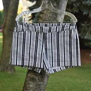 Old Navy Pattern Shorts Womens White Black